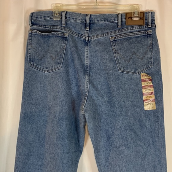 Nwt Wrangler 42 X 32 Relaxed Jeans - Picture 5 of 9